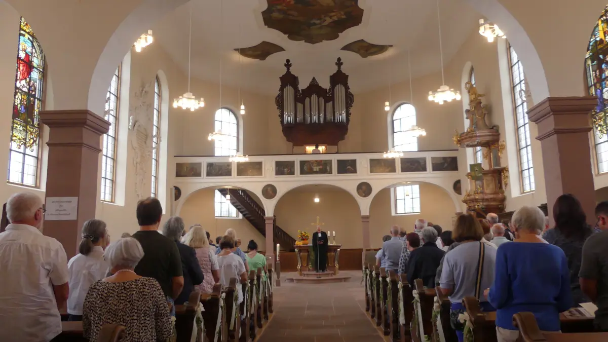 Zahlreiche Gäste verfolgten den Festakt mit der restaurierten Silbermannorgel in der evangelischen Trinitatiskirche.