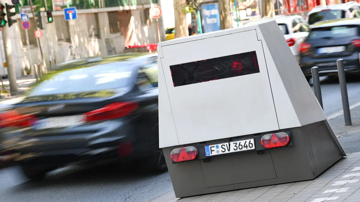 In Bad Krozingen wurde ein Blitzer binnen kurzer Zeit zwei Mal mit Farbe beschmiert. (Symbolfoto)