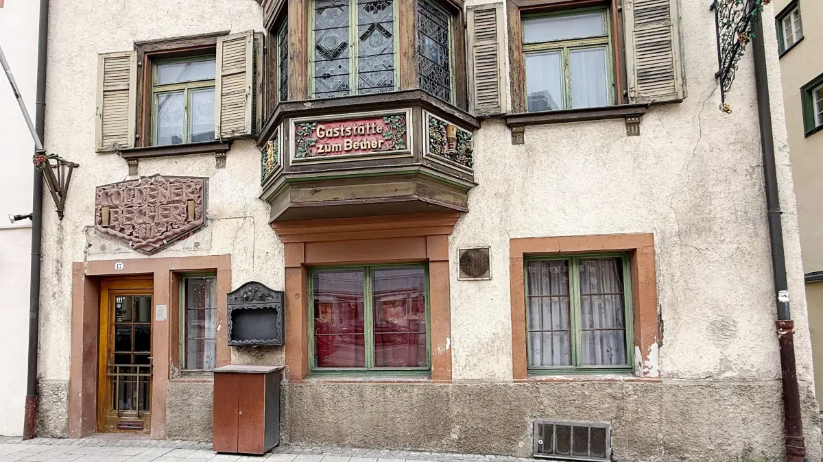 Der „goldene Becher“ steht zum Verkauf.