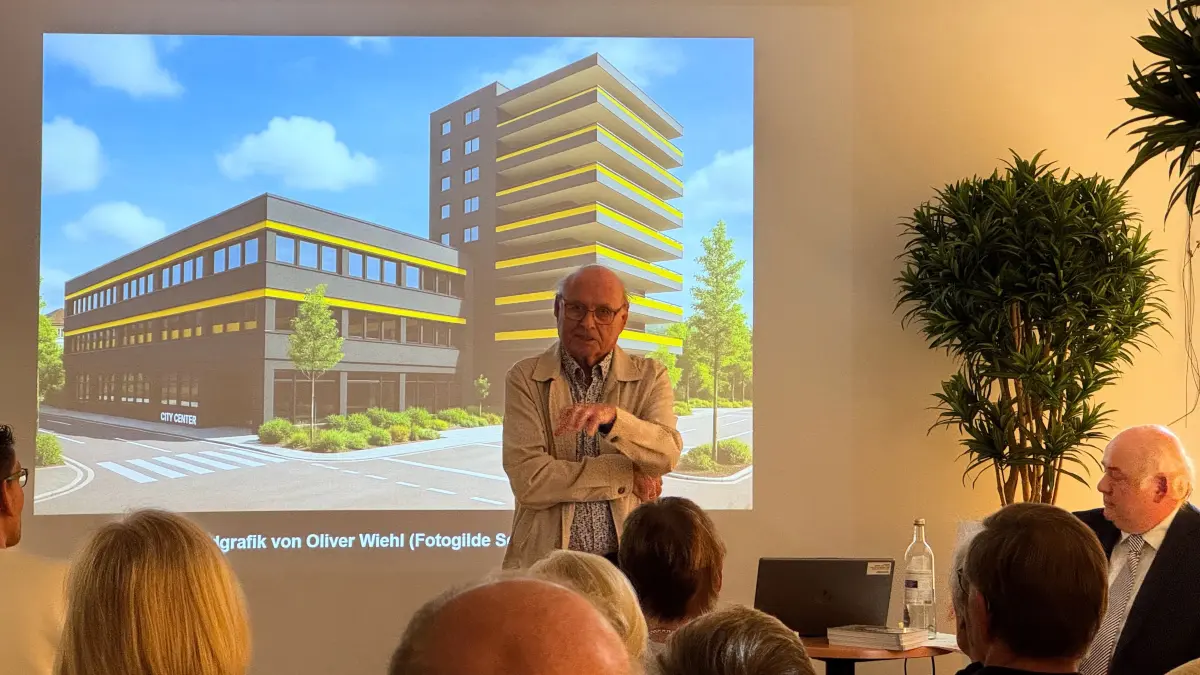 Was wäre, wenn: Architekt Georg Stollbert vor der KI-Grafik von Oliver Wiehl, die sein City-Center mit anderer Fassade zeigt.