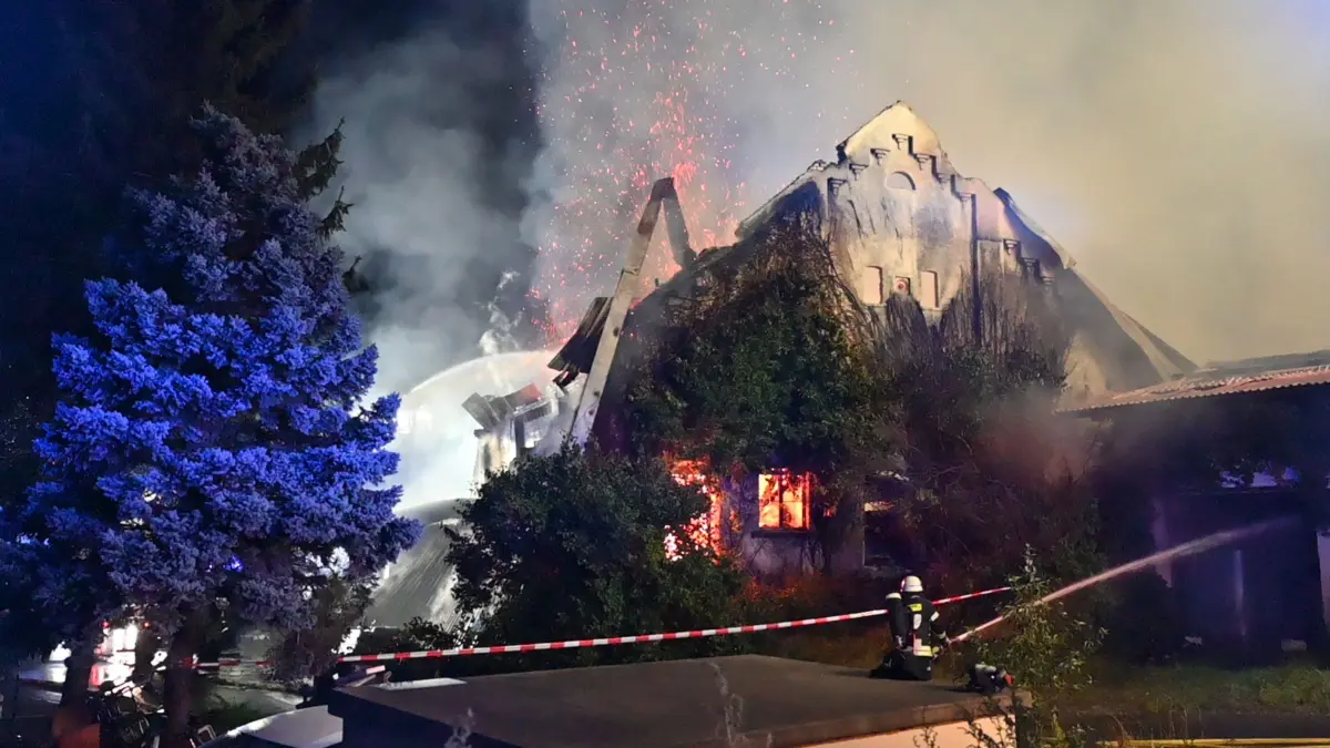 Stallbrand führt zu Millionenschaden: 15.09.2026, Baden-Württemberg, Baindt: Einsatzkräfte der Feuerwehr löschen ein Feuer an einem Stall. Durch das Feuer ist ein Schaden von bis zu 1,5 Millionen Euro entstanden, es sind zwei Pferde und drei Kälber verendet. Foto: Reinert/dpa +++ dpa-Bildfunk +++