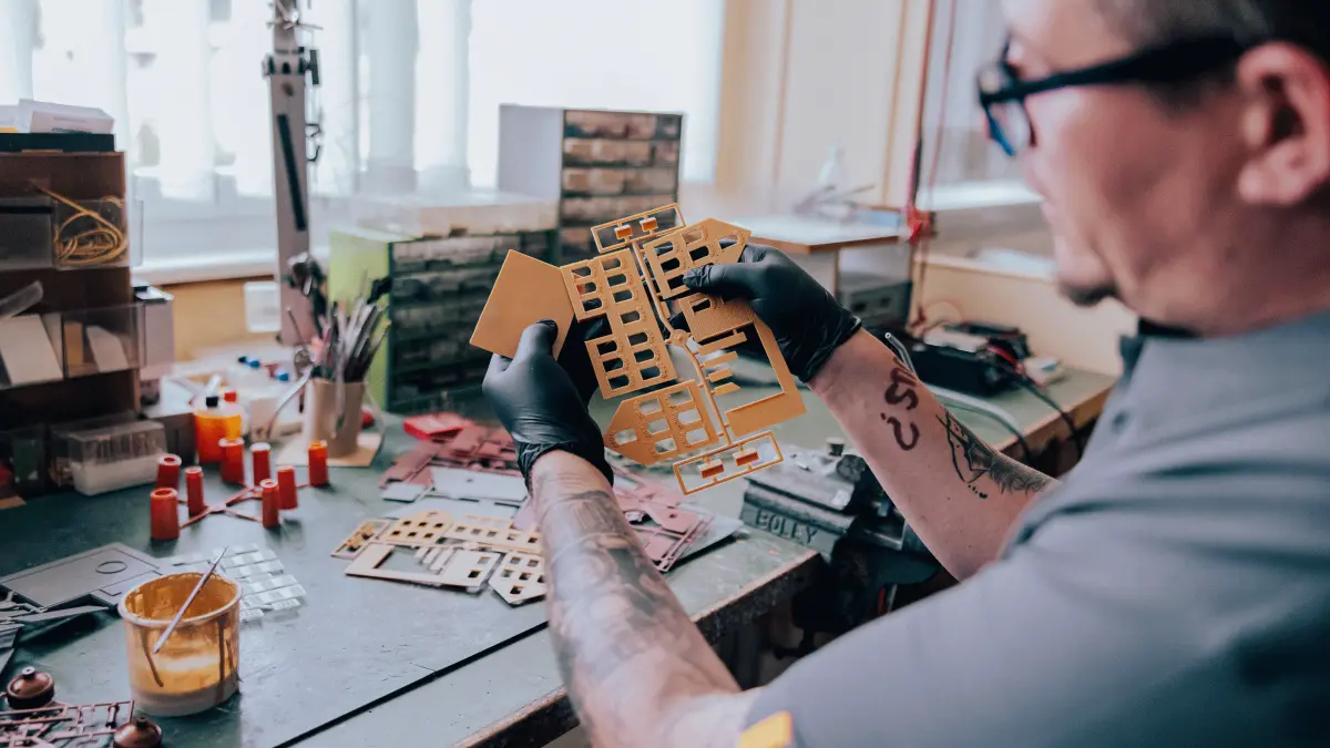 Trotz modernster Produktion ist auch heute noch Handarbeit und Fingerspitzengefühl gefragt.