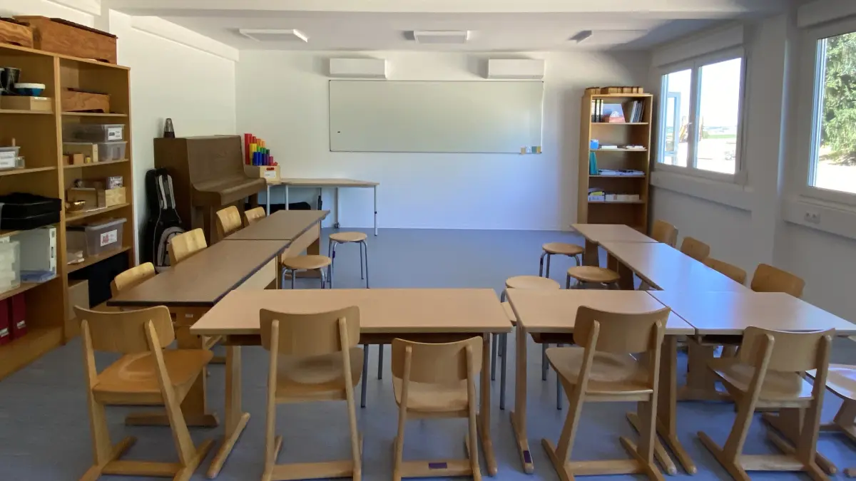 In diesem Klassenraum im Containerbau der Grundschule Tannenkirch ist die Bibliothek untergebracht, gleichzeitig ist es das Musikzimmer – das Klavier aus der eigentlichen Grundschule steht schon.