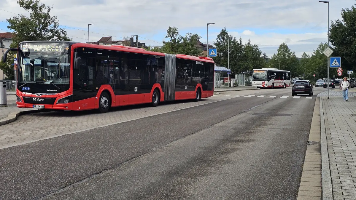 Am Busbahnhof soll ein Zebrastreifen zur sicheren Querung der Bismarckstraße verlegt werden.