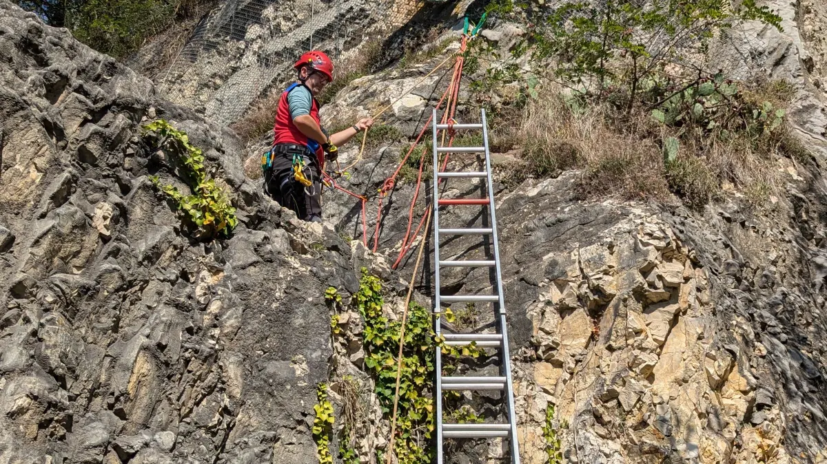 Die Bergwacht sichert den Zugang zum Jaspisbergwerk in Kleinkems über eine Leiter ab.