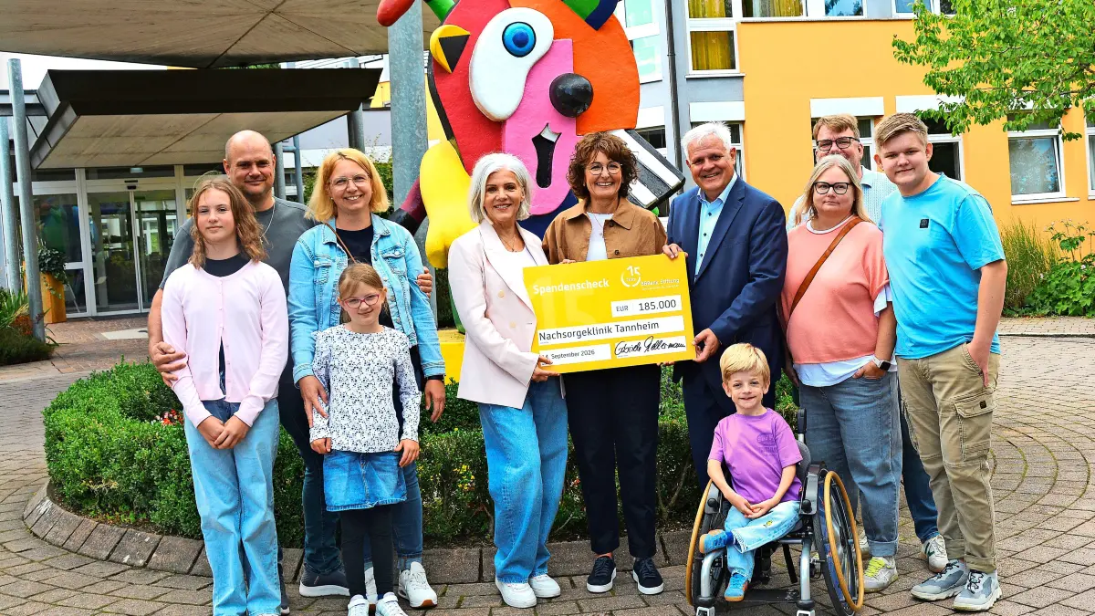 Anlässlich einer außerordentlichen Spende der BBBank an die Nachsorgeklinik Tannheim drehte ein Filmteam, wie die Spendengelder in Projekte umgesetzt wurden, hier mit Klinik-Geschäftsführer Thomas Müller, den Ehrengästen Birgit Schrowange und Gabriele Kellermann sowie den Patientenfamilien Wuggazer und Kienzle-Palm.