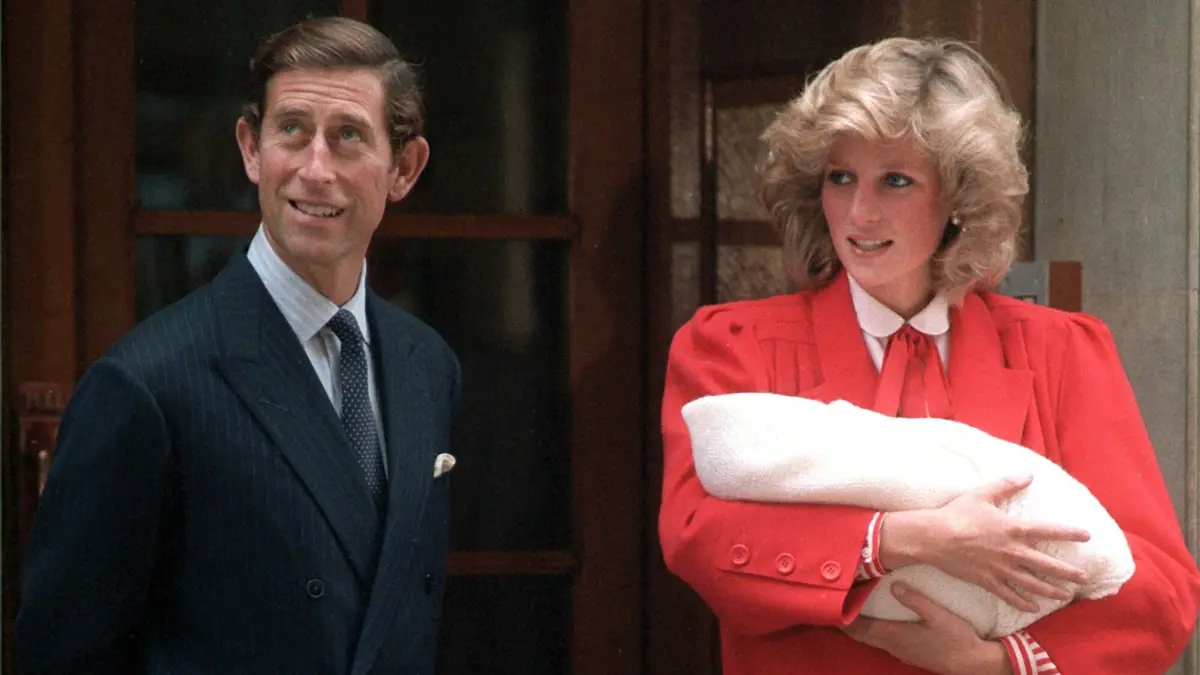 Prinz Charles und Prinzessin Diana posieren am 16.9.1984 beim Verlassen des Londoner St. Mary's Hospital mit ihrem zweiten Sohn Harry.
