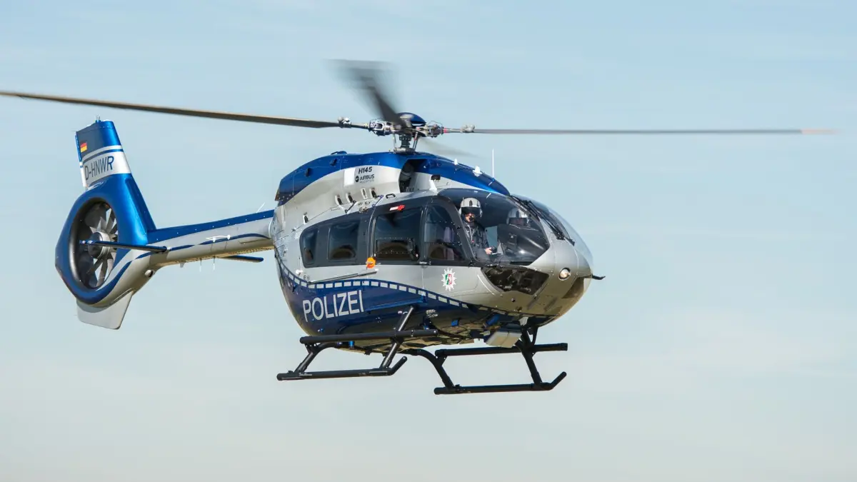 Polizei-Hubschrauber überfliegt ein Maisfeld: ARCHIV - 06.09.2016, Nordrhein-Westfalen, Düsseldorf: Der neue Airbus-Polizeihubschrauber des Typs H 145 fliegt am 07.09.2016 am Flughafen in Düsseldorf (Nordrhein-Westfalen). (zu dpa: «Maisfeld wird für Grundschüler zum Labyrinth») Foto: Wolfram Kastl/dpa +++ dpa-Bildfunk +++