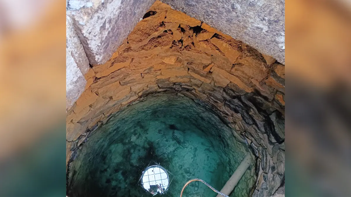 Geöffneter Brunnenschacht.
