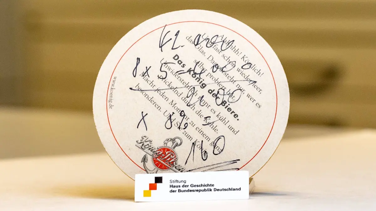 Das waren noch Zeiten: Der Original Bierdeckel, auf dem Friedrich Merz 2003 eine symbolische Steuererklärung verfasste: Das unversehrte Unikat befindet sich als Museumsstück im Haus der Geschichte in Bonn.