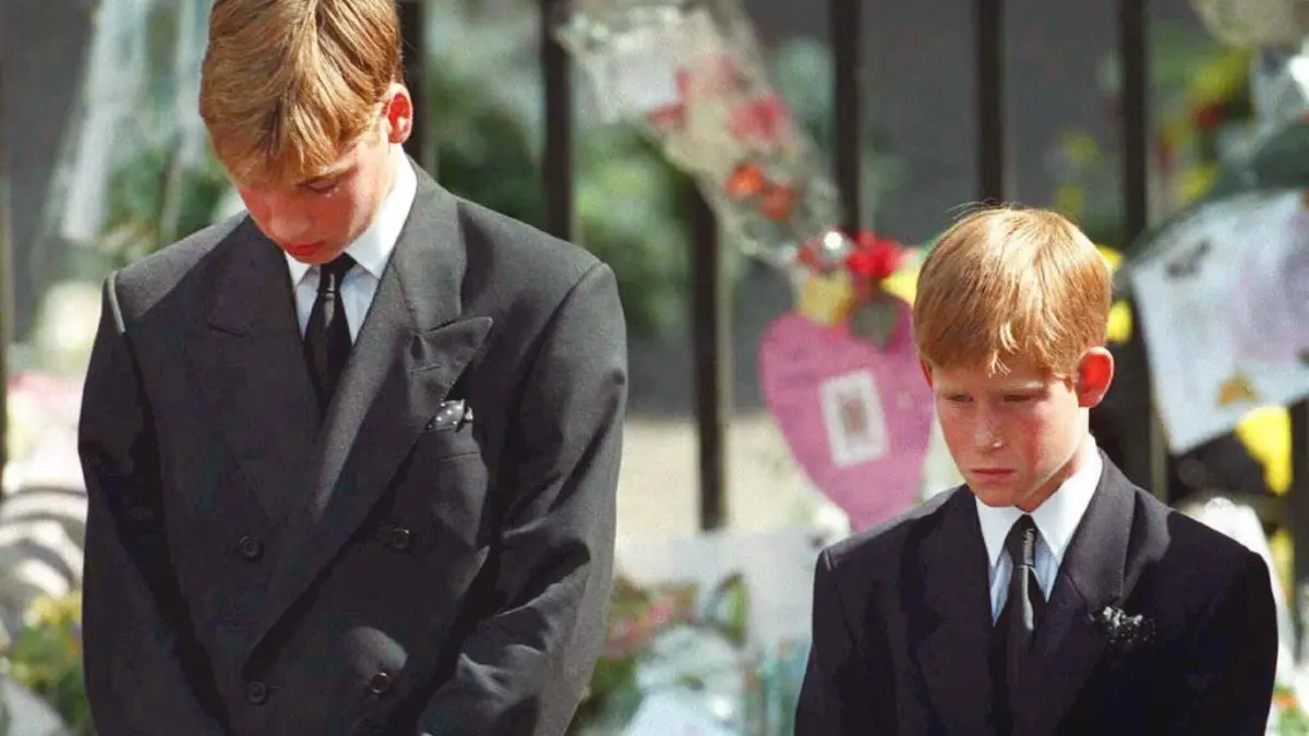 Mit gesenktem Köpfen verfolgen Prinz William (l) und Prinz Harry wie der Sarg mit den sterblichen Überresten ihrer Mutter nach der Trauerfeier am 06.09.1997 aus der Londoner Westminister Abtei getragen wird.