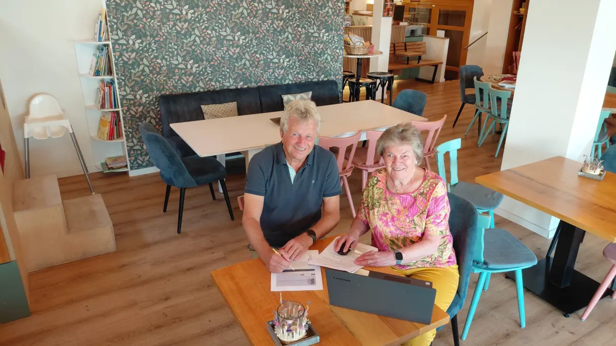 Reinhard Giese und Renate Pletschen freuen sich auf die Wiedereröffnung des Cafés in der Stammheimer Ortsmitte.