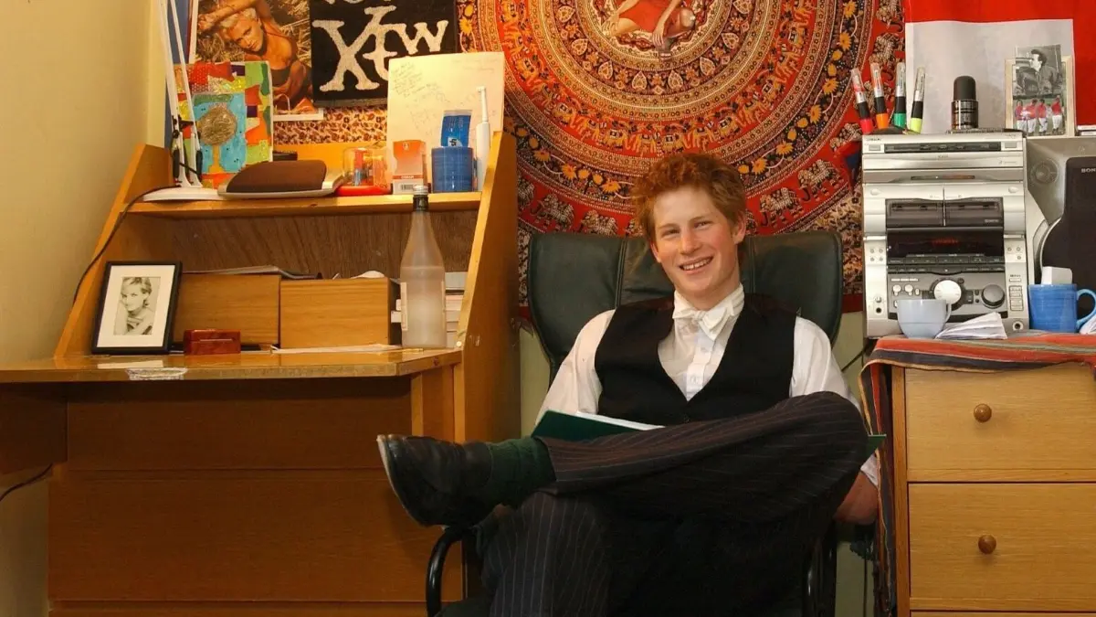 2003: Prinz Harry sitzt in seinem Studierzimmer am Eton College. Harry galt in seiner Jugend nach zahlreichen Eskapaden und Untaten als das Sorgenkind der Königsfamilie.