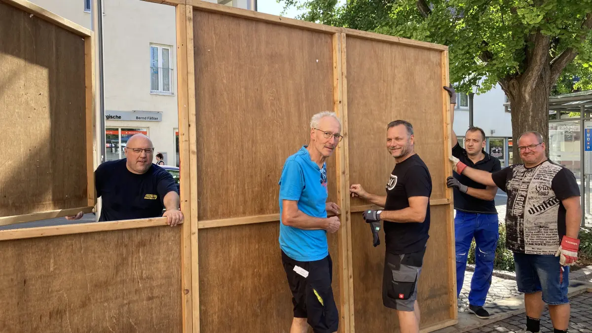Thorsten Weinacker (von links) ,Manfred Figge, Dirk Wilhelm, Konstantin Sidiropulo und Markus Metzger helfen beim Aufbau der Handballhütte für das Hüttendorf beim 34. Bürgerfest.