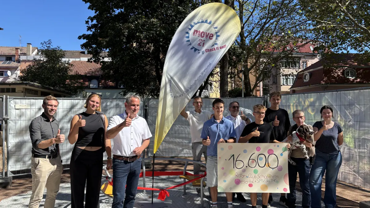 Bei der Einweihung des neuen Spielgeräts: Thomas Schmitz (von links), Beigeordneter der Stadt Schopfheim, und Dirk Harscher, Bürgermeister, neben der Fahne Michael Jenisch für die Rotarier, dazu Schüler der Schülermitverwaltung des Theodor-Heuss-Gymnasiums.