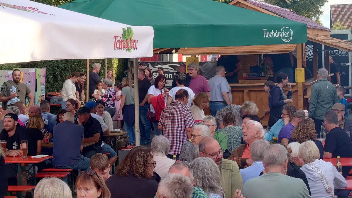 Viele Besucher fanden den Weg zur Backhaushocketse in Effringen