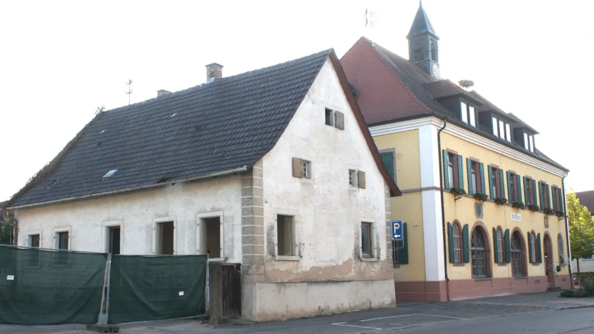 Auf der Fläche links neben dem Rathaus soll ein Anbau gebaut werden. Das alte Haus wird dafür abgerissen.