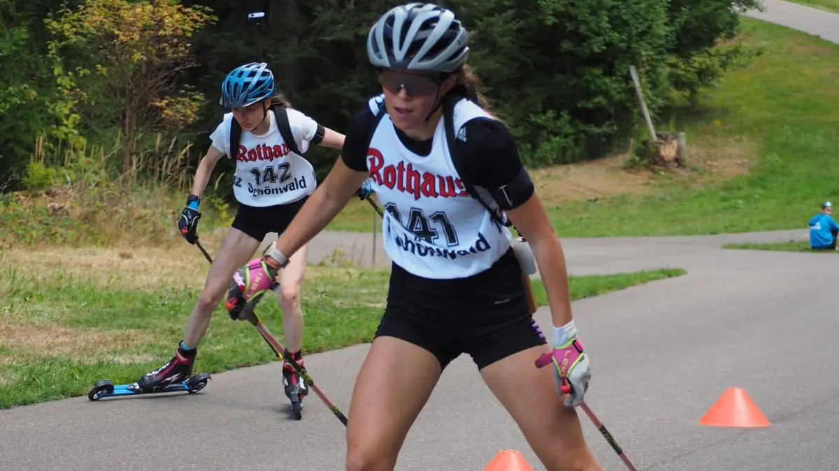 Neu-Skiflerin Mia Kasper (Nr.141) und Clara Weisser (142) beim Rennen in Schönwald.