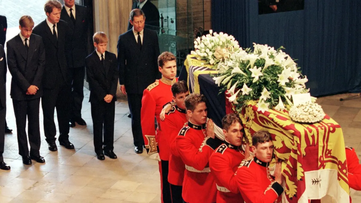 Die Bilder gingen um die Welt: Gemeinsam mit Prinz William, Dianas Bruder Graf Spencer, und dem damaligen Prinz Charles (l-r) folgt Harry am 6.9.1997 dem Sarg seiner Mutter Diana zur Trauerfeier in die Londoner Westminster Abbey. Mit der Trauerfeier hat Großbritannien Abschied von der am 31.8. auf der Flucht vor Paparazzi tödlich verunglückten Prinzessin Diana genommen.