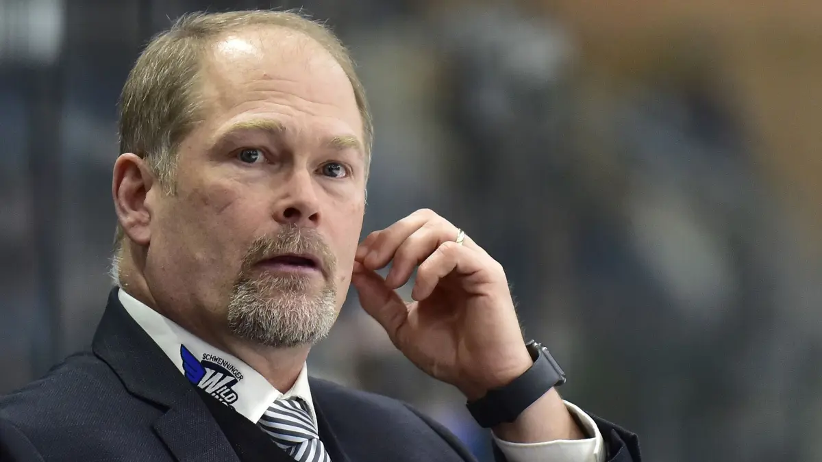 Schwenninger Wild Wings (blau) - Straubing Tigers (weiss), Mitte Steve Walker Cheftrainer SERC Wild Wings