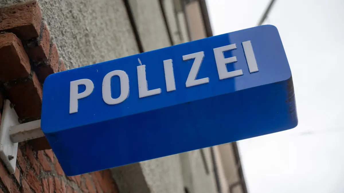 Polizei: ARCHIV - 22.11.2023, Bayern, München: Ein Schild hängt am Eingang zu einer Polizeiinspektion. (zu dpa: «Sexueller Missbrauch von Kind - Verdächtiger in U-Haft») Foto: Peter Kneffel/dpa +++ dpa-Bildfunk +++