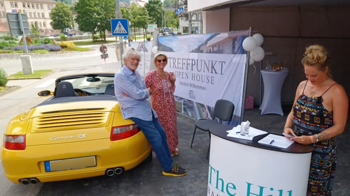 An einem Tag der offenen Tür auf dem frisch bebauten Wernerheimgelände, „The Hill“, schaute im Juni 2024 auch Hartmut Esslinger vorbei und plauderte in Bad Wildbad neben seinem gelben Porsche munter mit ihm zufällig begegnenden Bekannten.