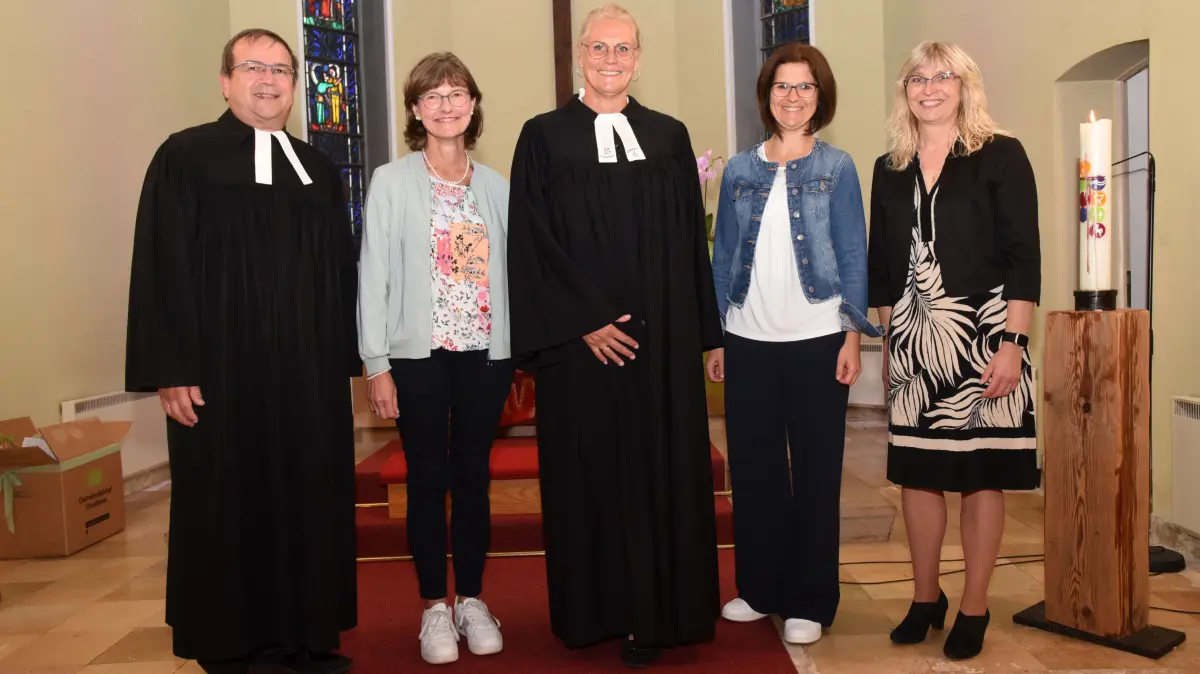 Investitur in Waldachtal: Dekan Andreas Streich (von links), Zeugin Brigitte Köstlin, Pfarrerin Bettina Morlock, Zeugin Andrea Waidelich, Vize-Kirchengemeinderat-Vorsitzende Karin Bohnet.