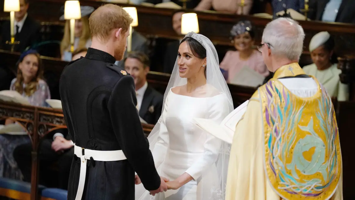 Meghan Markle und Prinz Harry legen 2018 in der St.-Georgs-Kapelle vor Justin Welby, dem Erzbischof von Canterbury, das Ehegelübde ab.