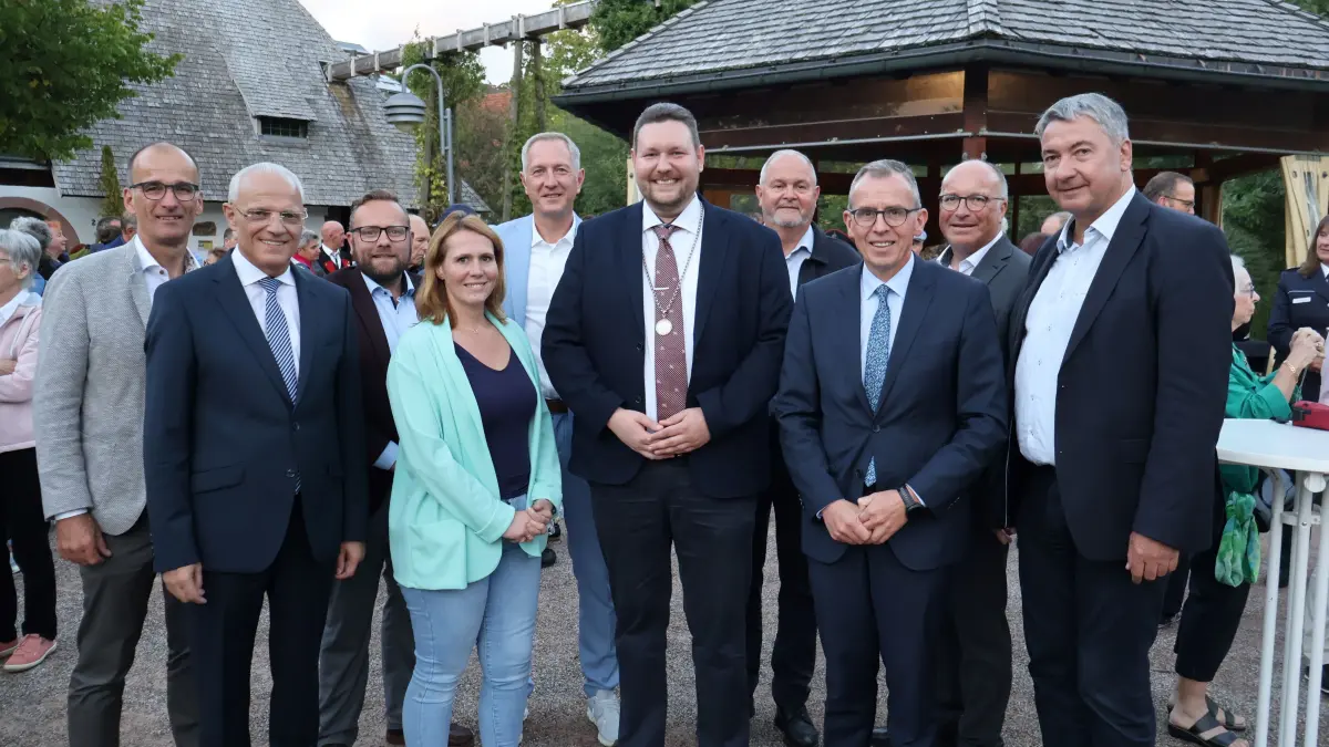 Die Bürgermeister aus dem Umland und der Landrat wünschten dem frischgekürten Bürgermeister Felix Kuentz (Mitte mit Amtskette) alles Gute zur Amtseinführung (von links): Jörg Frey aus Schonach, Fritz Link aus Königsfeld, Sven Ketterer aus Triberg, Lisa Hengstler aus Gütenbach, Michael Schmitt aus Brigachtal, Rudolf Fluck aus Mönchweiler, Landrat Sven Hinterseh, Ralf Palow aus Tuningen sowie Bürgermeister Detlev Bürger aus Villingen-Schwenningen.
