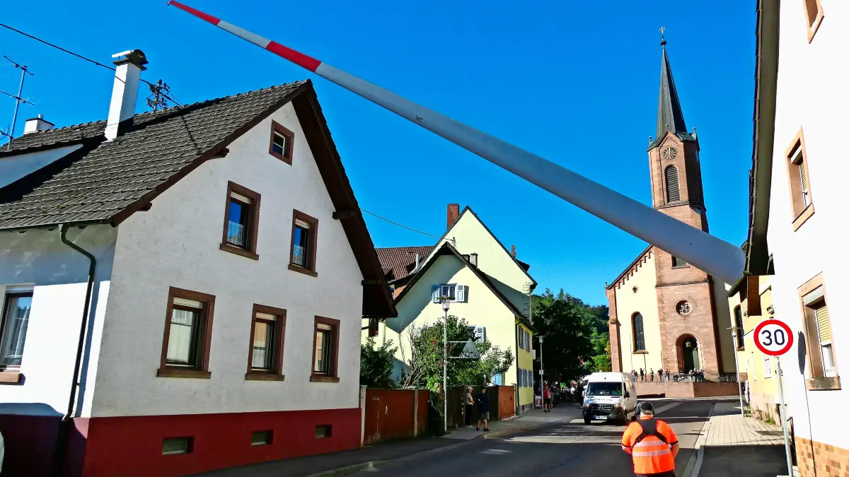 Zunächst tauchte der Windradflügel über den Häusern auf, dann erst war der Tieflader zu sehen, auf dem er festgeschraubt war.