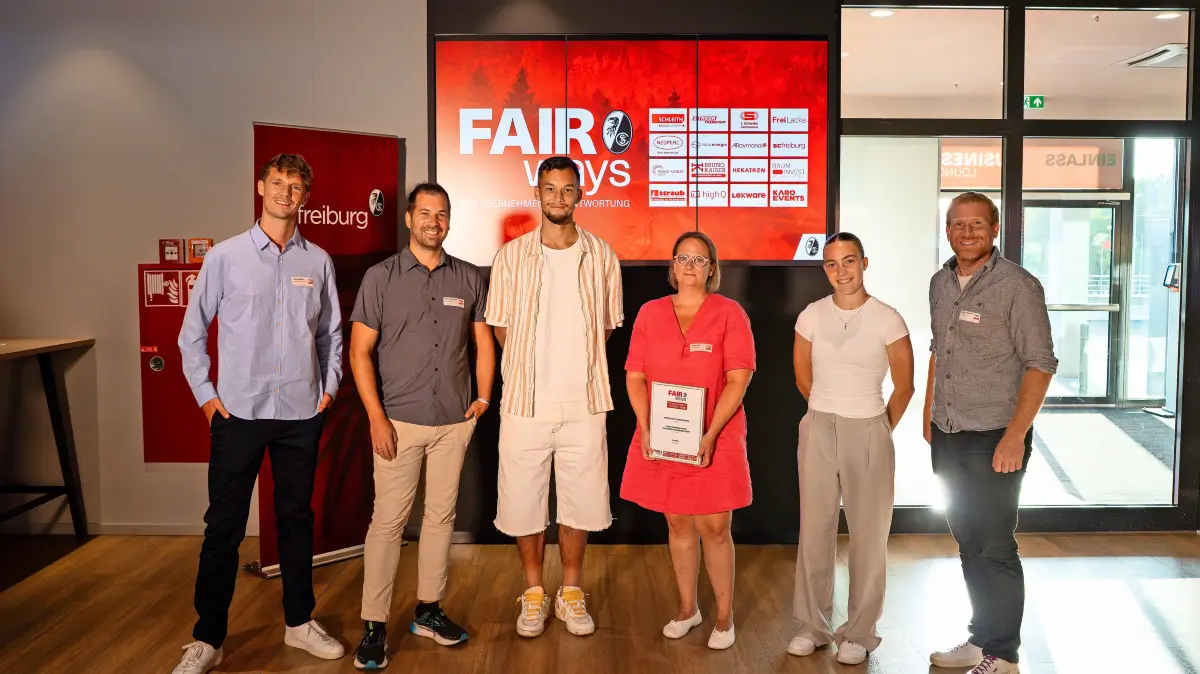 Die Villinger Klosterringschule gewinnt den Förderpreis (von links): Dennis Bürer (Straub Verpackungen), Julian Limberger (Lehrer Klosterringschule), Mio Backhaus (SC Freiburg, Bundesliga-Team Männer), Lillian Joos (Schulleitung Klosterringschule), Nora Scherer (SC Freiburg, Bundesliga-Team Frauen) und Patrick Gemeinder (Leitung Marketing und Projektmanagement Straub Verpackungen).