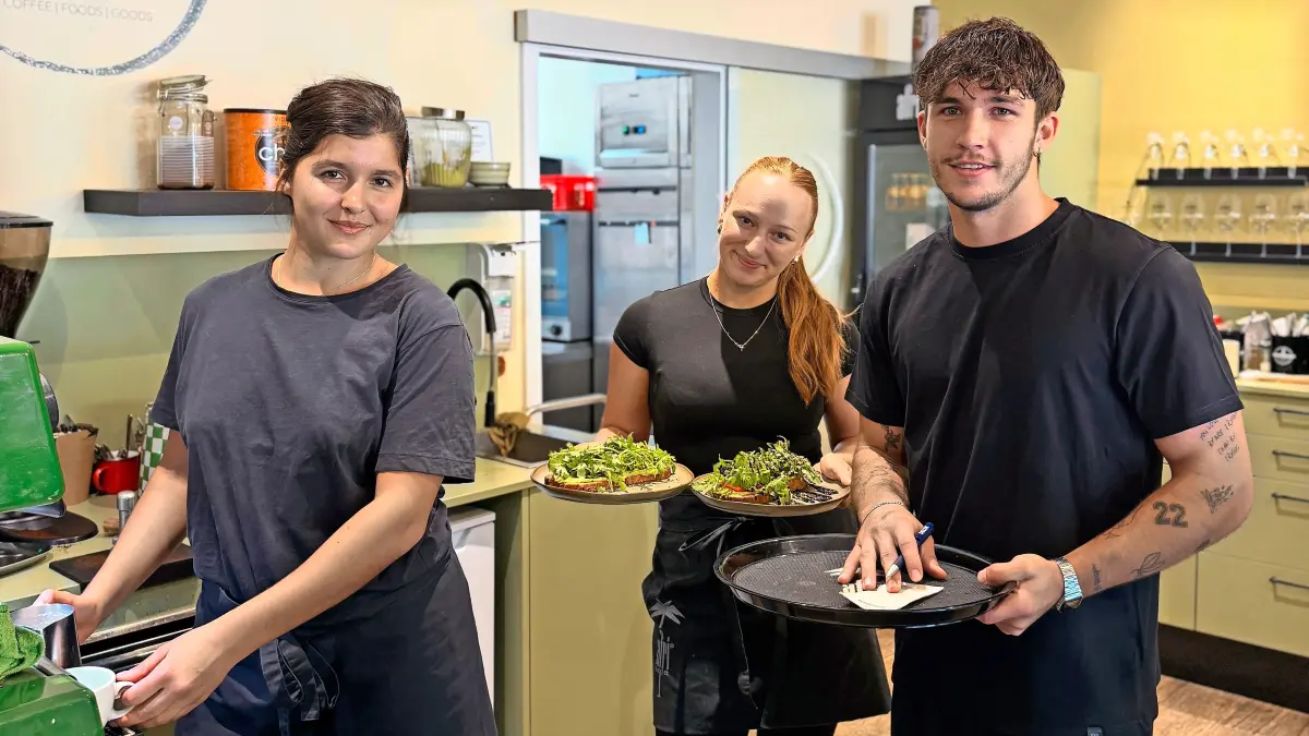 Alina Heck (links), Kira Ritsch und Julan Reich sind Teil des Teams im Vanilli‘s und arbeiten dort vormittags, wenn es noch nicht so heiß ist.