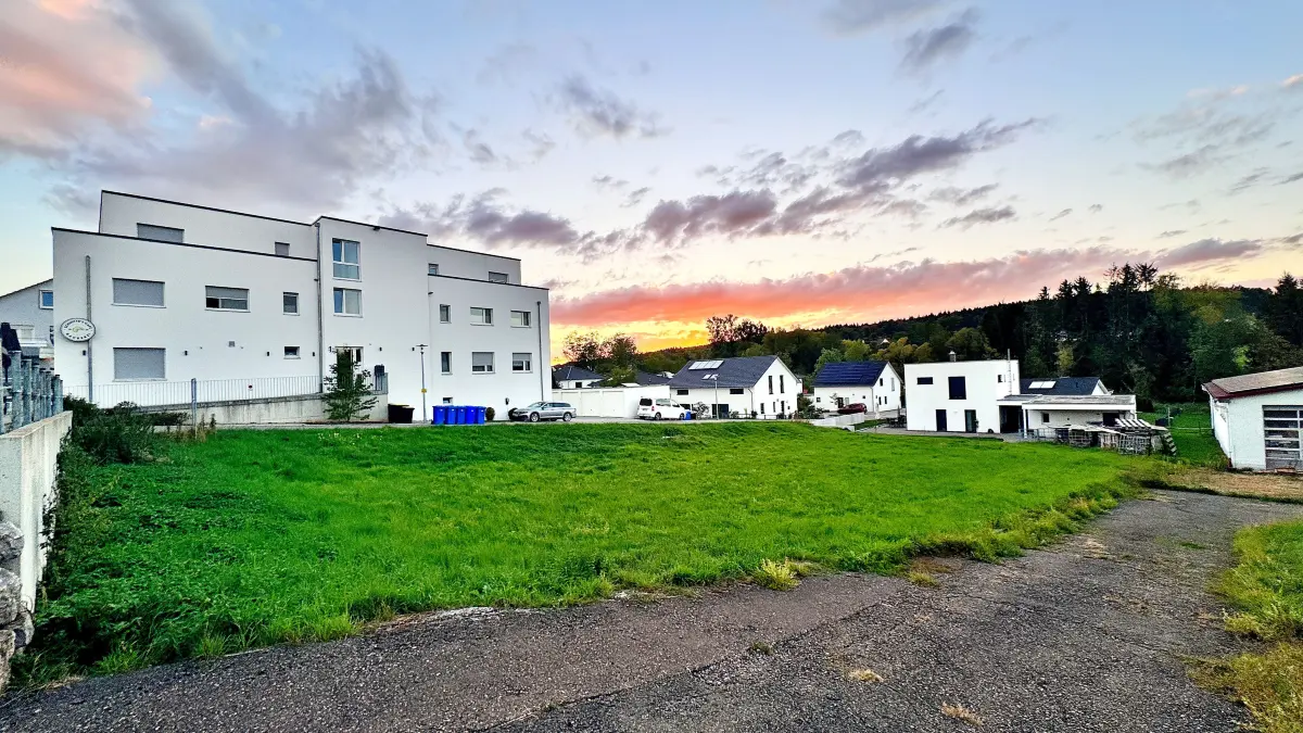 Auf diesem Grundstpück entsteht ein Wohn- und Geschäftshaus in der Neckaraue baugleich wie das nebenstehende.