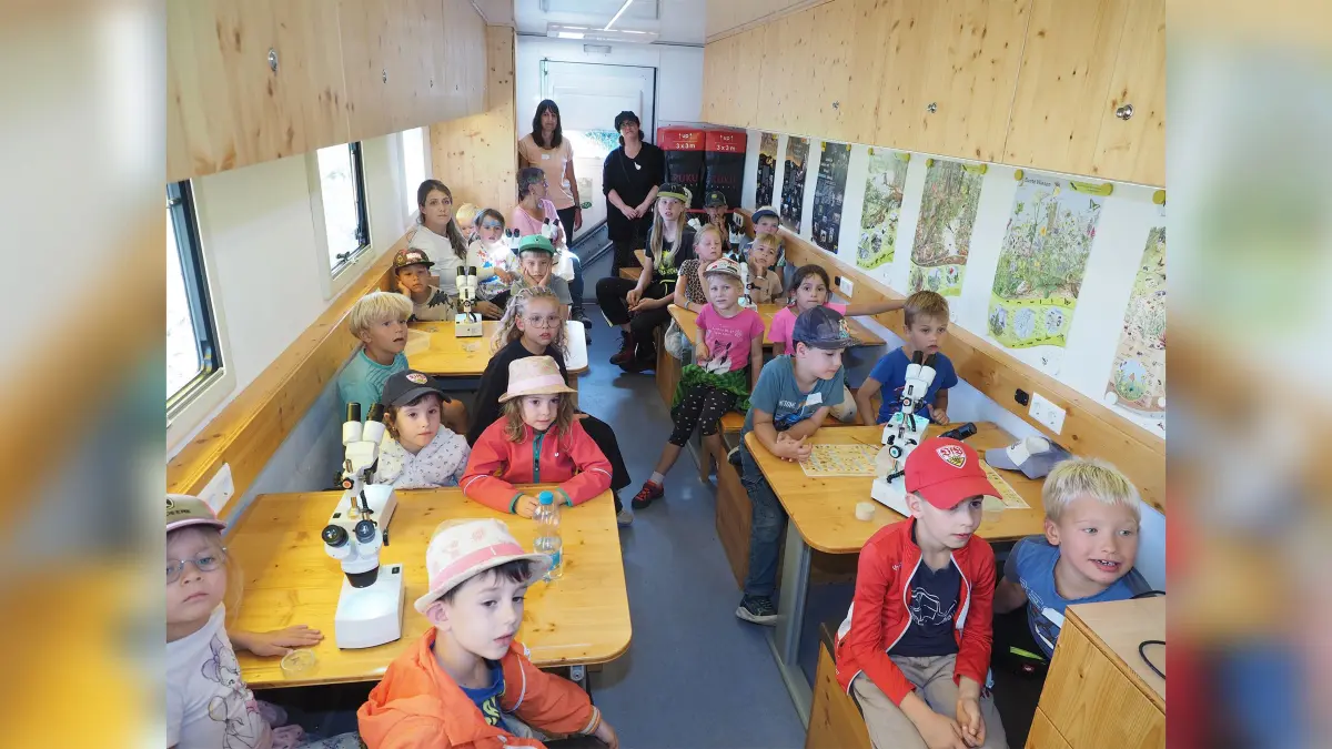 Die Kinder im rollenden Klassenzimmer des Lkw - Ökomobil.