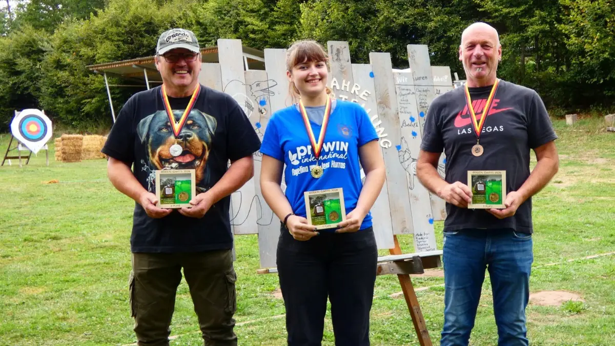 Die drei Besten beim Bogen-Darts-Wettbewerb (v.l.n.r.) Holger Seidler (2. Platz), Theresa Bickle (1.) und Bernd Schwänmmle (3.)