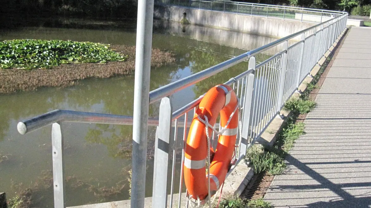 Am Ufer des Schwenninger Möglingsees waren lange ein Rettungsring und eine dazugehörige Rettungsstange befestigt. Der Ring ist für den Ernstfall noch da. Aber wo ist die Stange hingekommen?