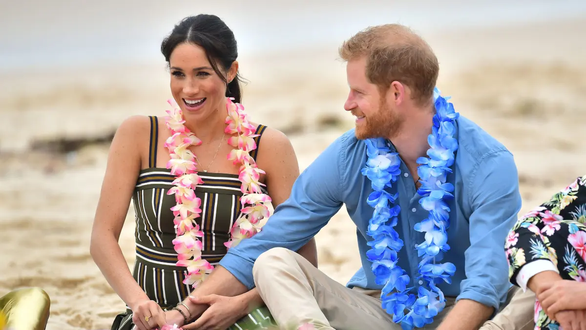 Prinz Harry und seine Frau Meghan sitzen am Strand von Bondi und tragen Blumenketten. Prinz Harry und seine Frau Meghan sind 2018 auf ihrer ersten offiziellen gemeinsamen Auslandsreise seit der Hochzeit und machen eine 16-Tägige Tour durch Australien, Neuseeland, die Fidschi-Inseln und das Königreich Tonga.