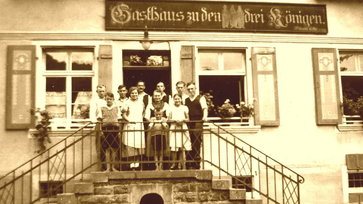 »KdF-ler« stellten sich nach 1933 vor dem „Gasthaus zu den drei Königen“ zum Erinnerungsfoto auf.