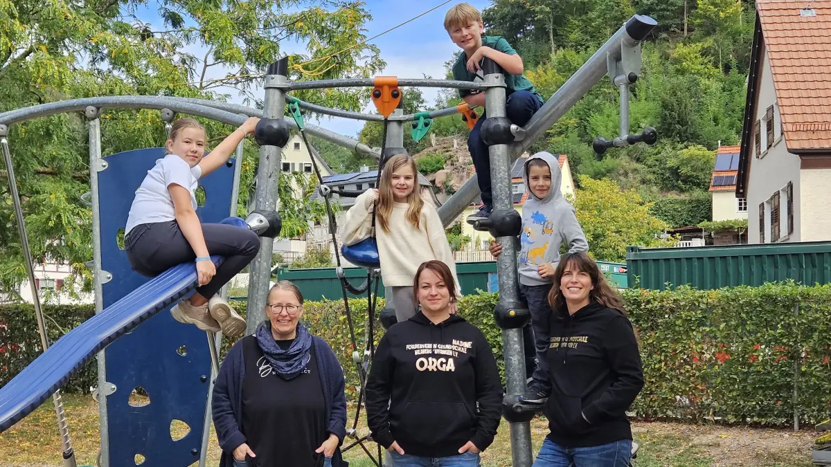 Das Organisationsteam Andrea Ade (von links), Nadine Liedemann und Linda Armbrecht mit vier Kindern, die beim Basar helfen: Sia, Emilia, Ragnar und Leon.