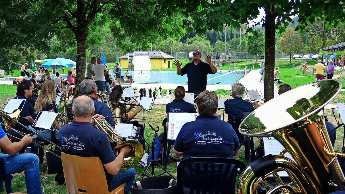 as Platzkonzert der Stadtkapelle begeisterte die Badegäste.