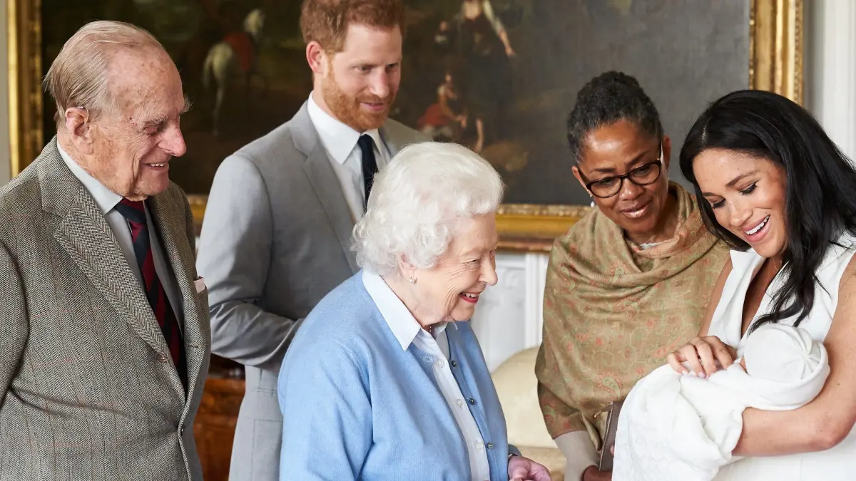 2019: Herzogin Meghan (r) zeigt zusammen mit Prinz Harry (2.v.l) ihren Sohn Archie Harrison Mountbatten-Windsor Königin Elizabeth II. (M), dem Herzog von Edinburgh (l) und ihrer Mutter, Doria Ragland (2.v.r).