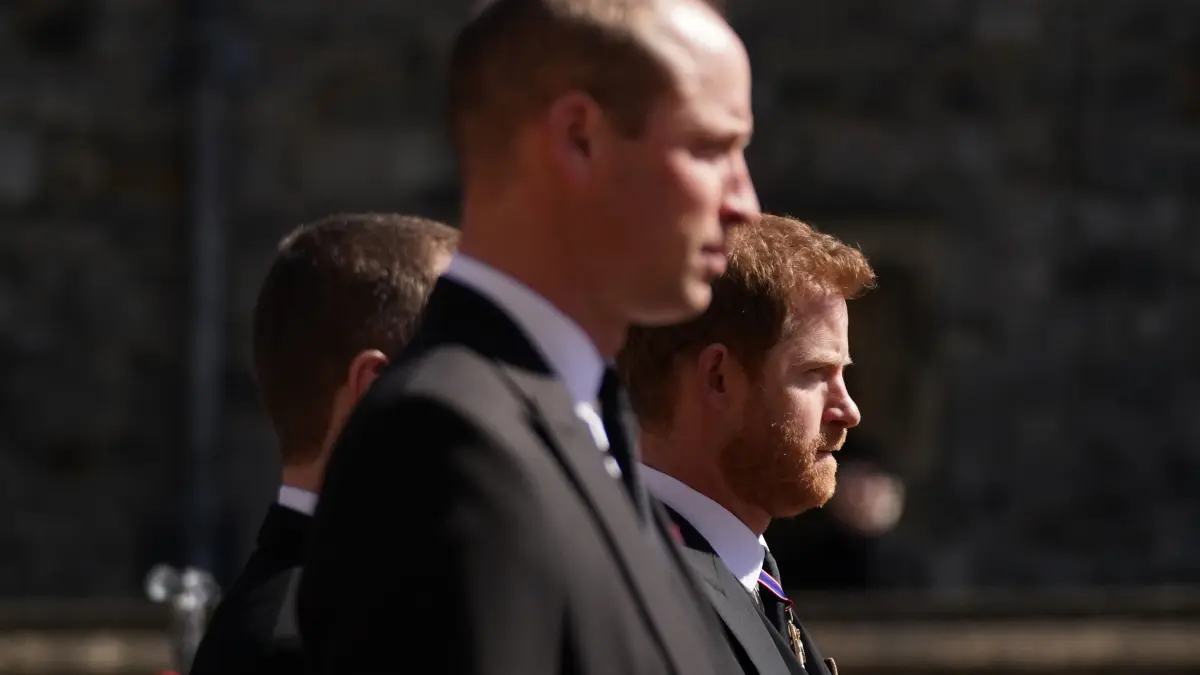 Prinz William (l) und sein Bruder Prinz Harry nehmen an einem Trauermarsch auf Schloss Windsor teil. Die Trauerfeier und Beisetzung von Queen-Ehemann Prinz Philip, Herzog von Edinburg, fand auf Schloss Windsor statt. Prinz Philip war am 9. April 2021 im Alter von 99 Jahren gestorben.