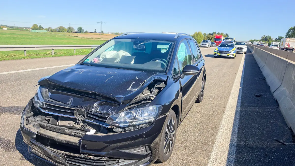 Die Fahrerin eines VW-Opels fuhr einem anderen Fahrzeug auf.