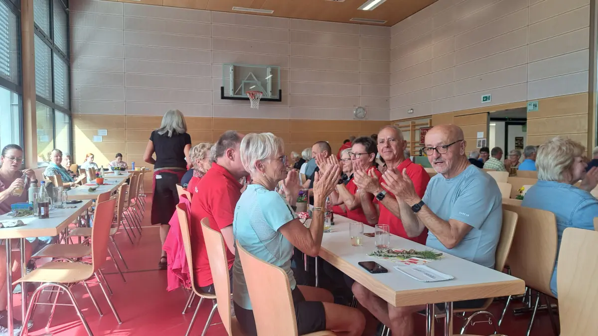 Am Ziel in der Angenbachtalhalle angekommen, stärkten sich die Wanderer und erfreuten sich an der Musik.