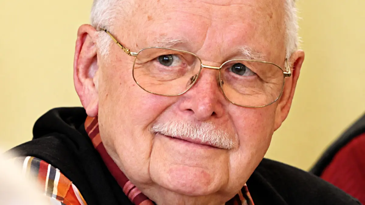 Erich Hinze ist im Alter von 87 Jahren verstorben
