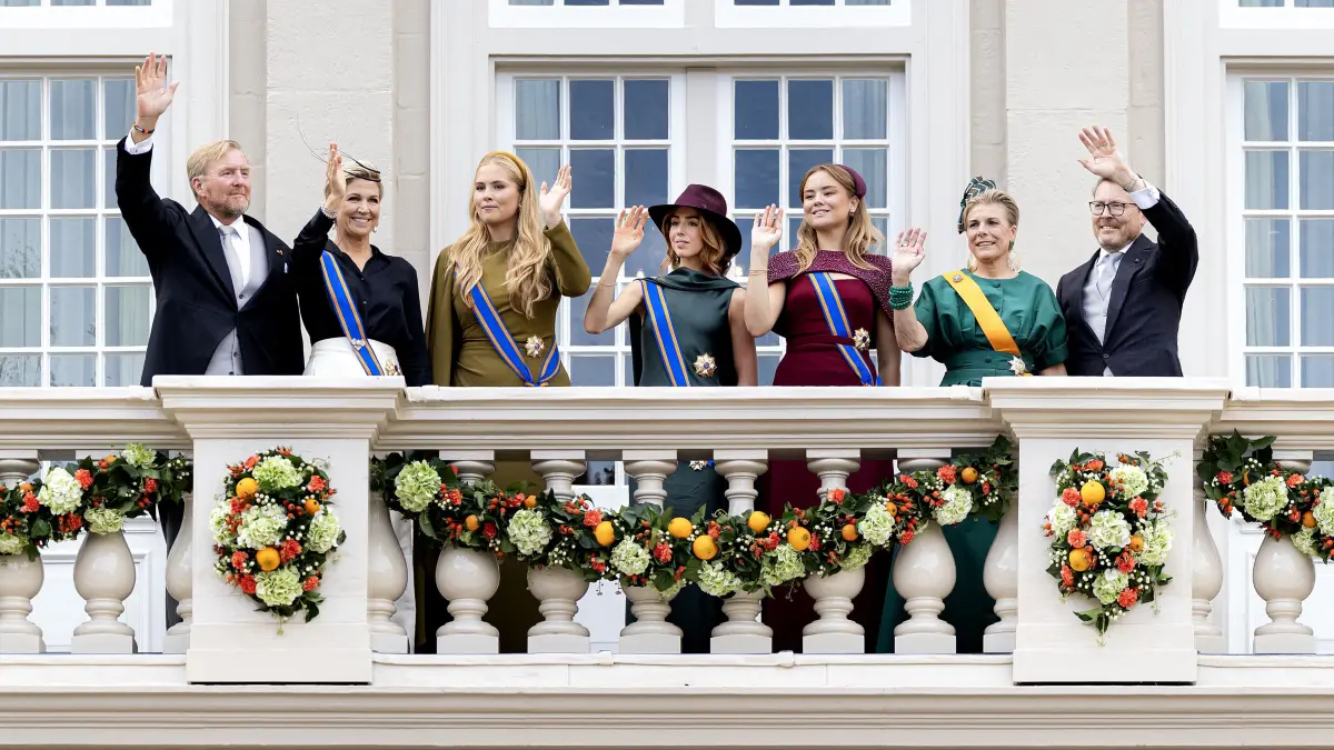 NETHERLANDS-ROYALS-POLITICS: (From L) Dutch King Willem-Alexander, Queen Máxima, Princess Amalia, Princess Alexia, Princess Ariane, Princess Laurentien and Prince Constantijn wave to the crowd from the balcony of Noordeinde Palace on Prinsjesdag in The Hague on September 15, 2026. (Photo by Ramon van Flymen / ANP / AFP) / Netherlands OUT