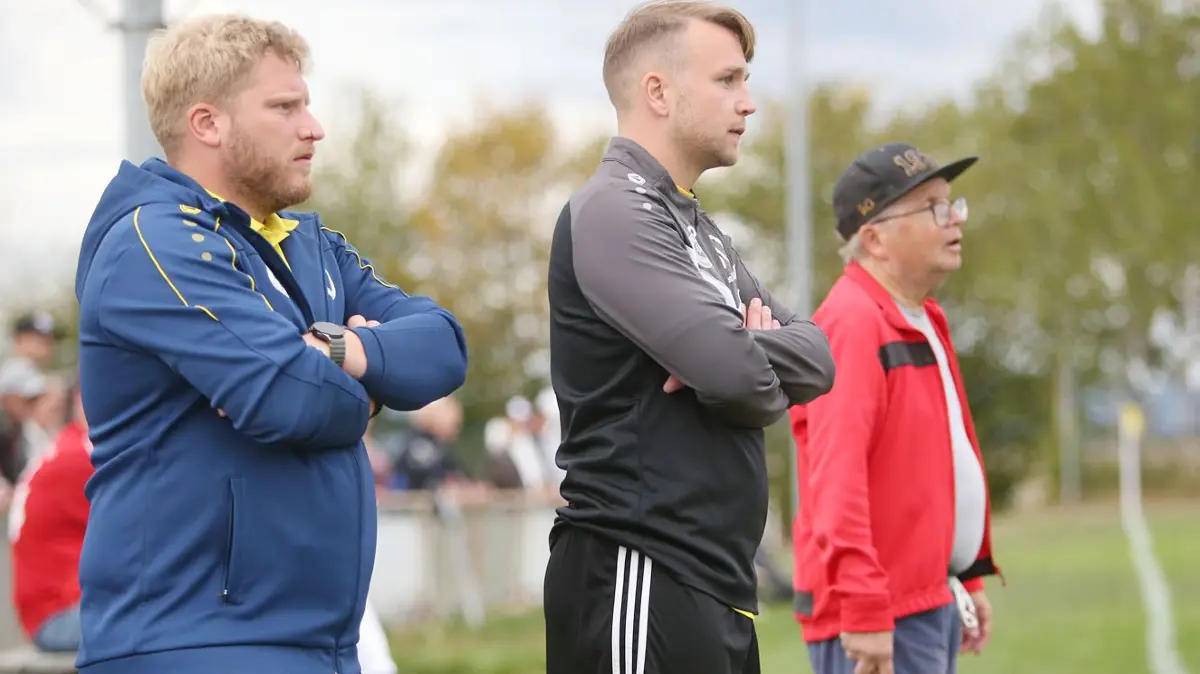 Dennis Tinnefeld (Mitte) mit Jonas Stoll (links) und Michael Martin (Linienrichter) beim jüngsten Heimspiel des SV Oberiflingen.