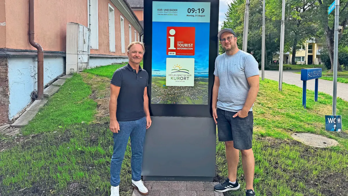 Markus Spettel (links), Geschäftsführer der Kur- und Bäder GmbH Bad Dürrheim, und Daniel Limberger, Citymanager der KuBä, präsentieren eine der neuen digitalen Infostelen, die Gästen und Einheimischen künftig rund um die Uhr aktuelle Informationen zu Veranstaltungen, Freizeitangeboten und touristischen Angeboten bietet.
