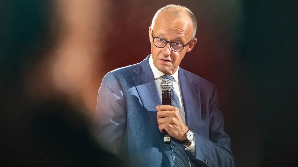 Kanzler Merz bei Veranstaltung zum 150. Geburtstag von Adenauer: 15.09.2026, Berlin: Bundeskanzler Friedrich Merz (CDU) nimmt an einer Veranstaltung der Konrad-Adenauer-Stiftung anlässlich des 150. Geburtstags von K. Adenauer teil. Kanzler Merz will bei der Veranstaltung mit jungen Menschen diskutieren. Foto: Michael Kappeler/dpa +++ dpa-Bildfunk +++