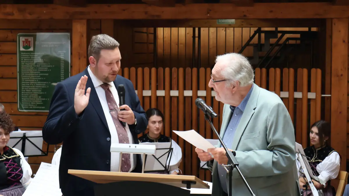 Die Vereidigung des neuen Bürgermeisters Felix W. Kuentz (links) oblag dem Ältesten im Gemeinderat, Michael Klafky.